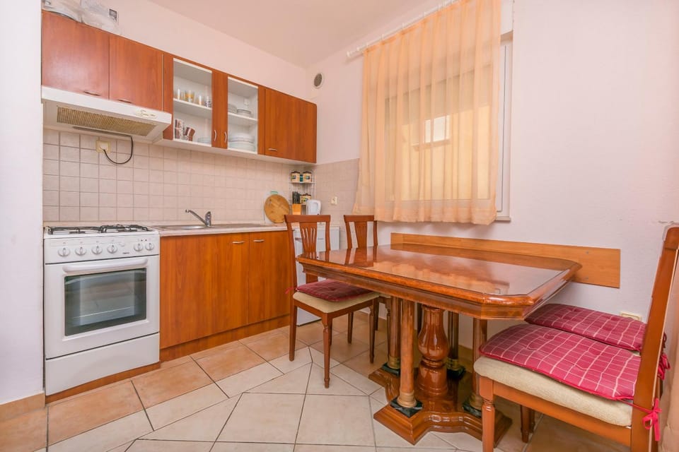 Kitchen or kitchenette, Seating area, Dining area, stove