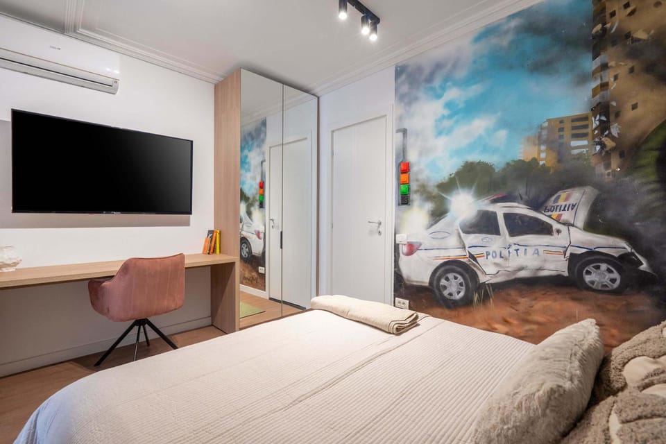 Bed, TV and multimedia, Seating area, Bedroom