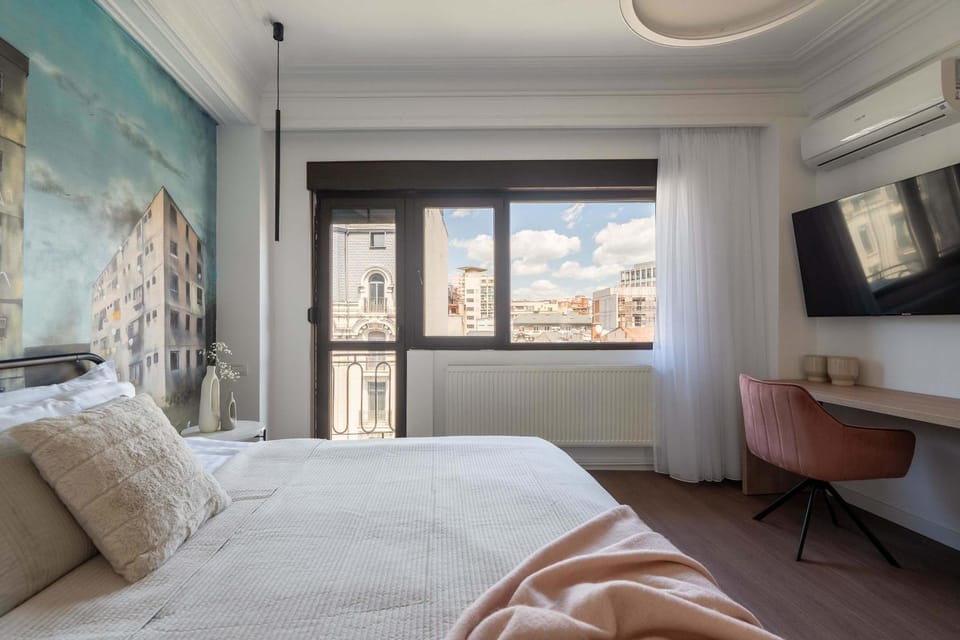 Bed, TV and multimedia, Photo of the whole room, Bedroom