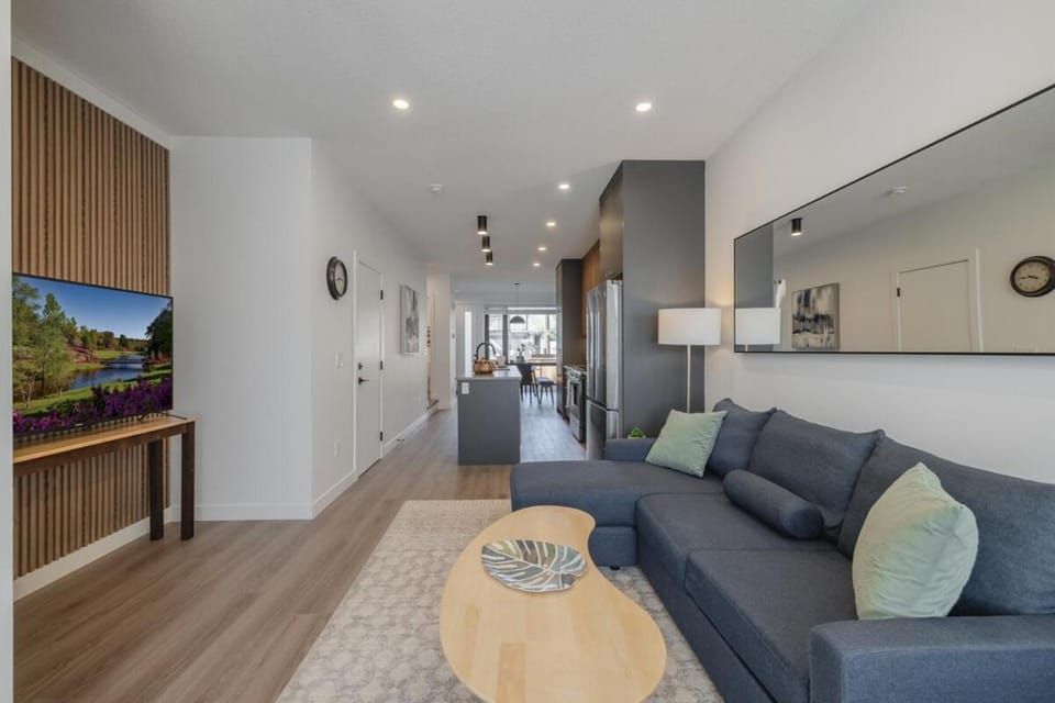 Upper and Lower, Great for Large Families, Fenced Yard House in Calgary