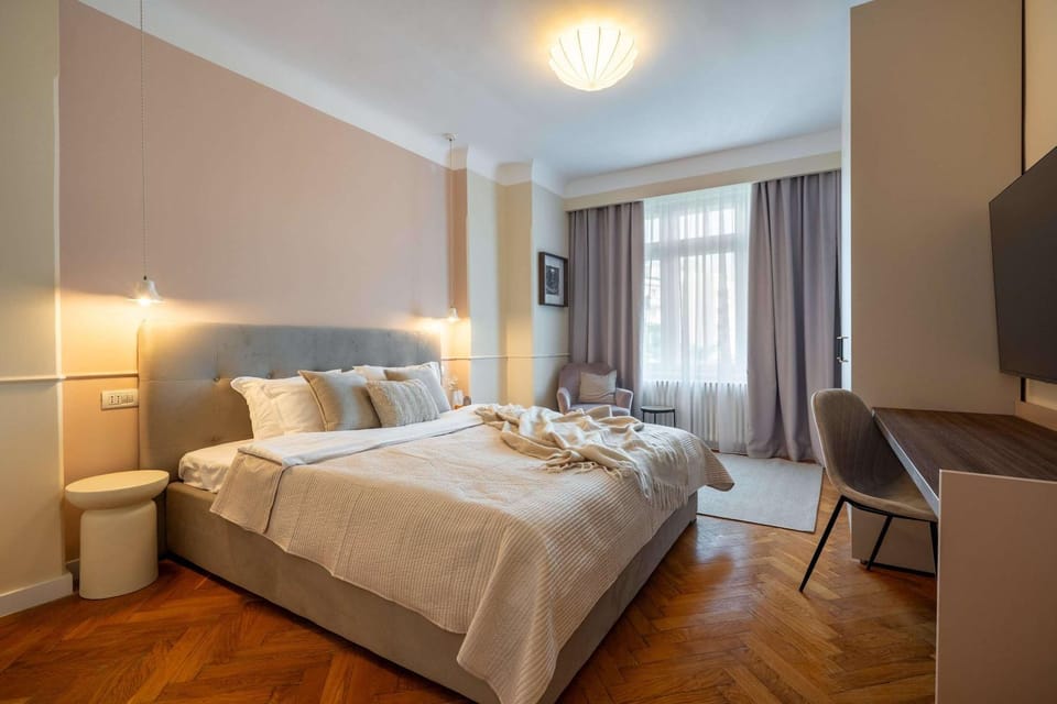Bed, TV and multimedia, Photo of the whole room, Bedroom, towels