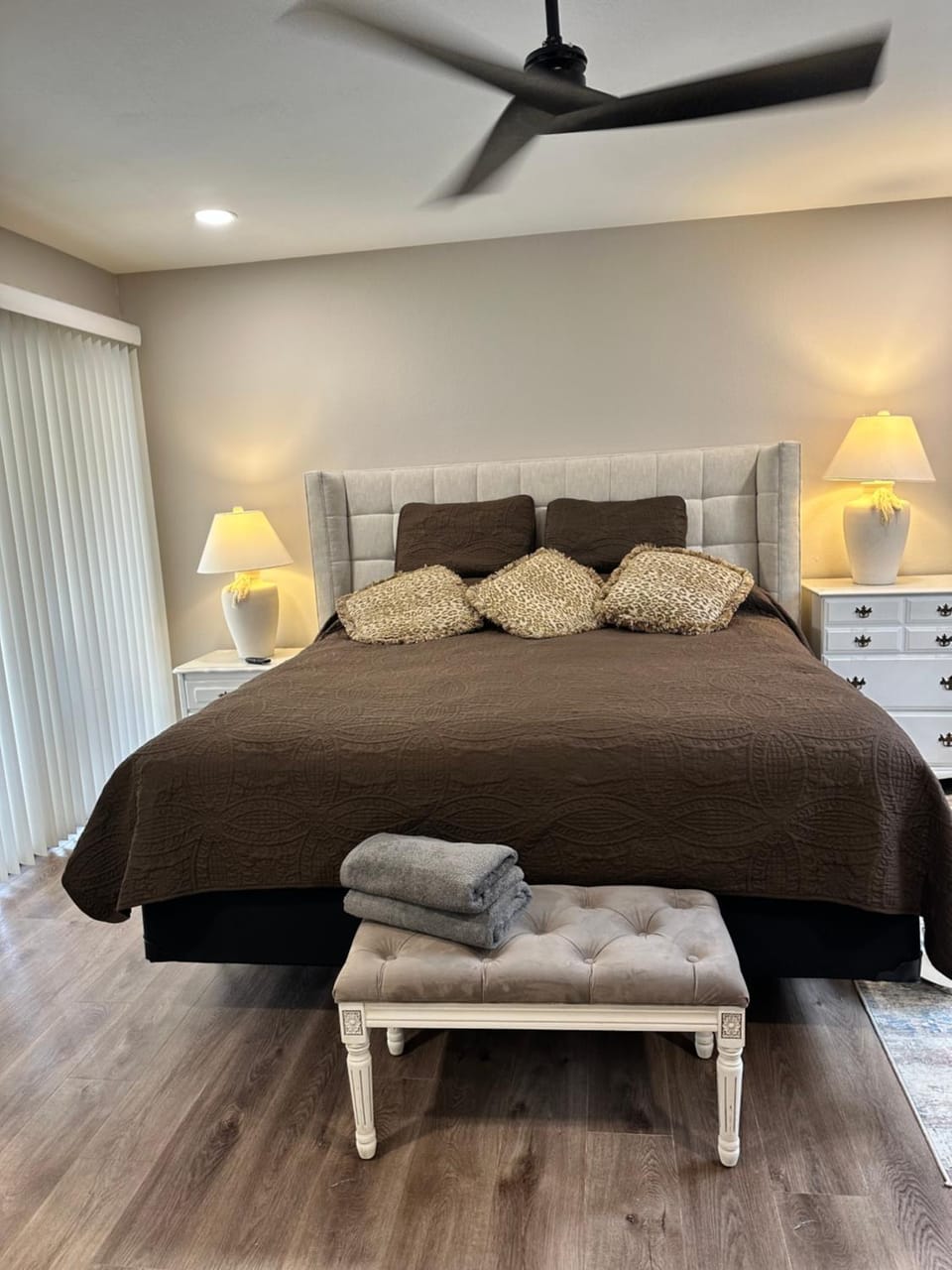 Photo of the whole room, Bedroom