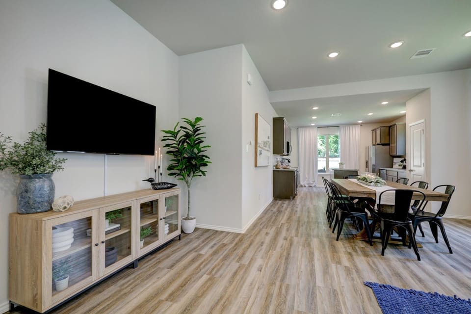 TV and multimedia, Living room, Evening entertainment