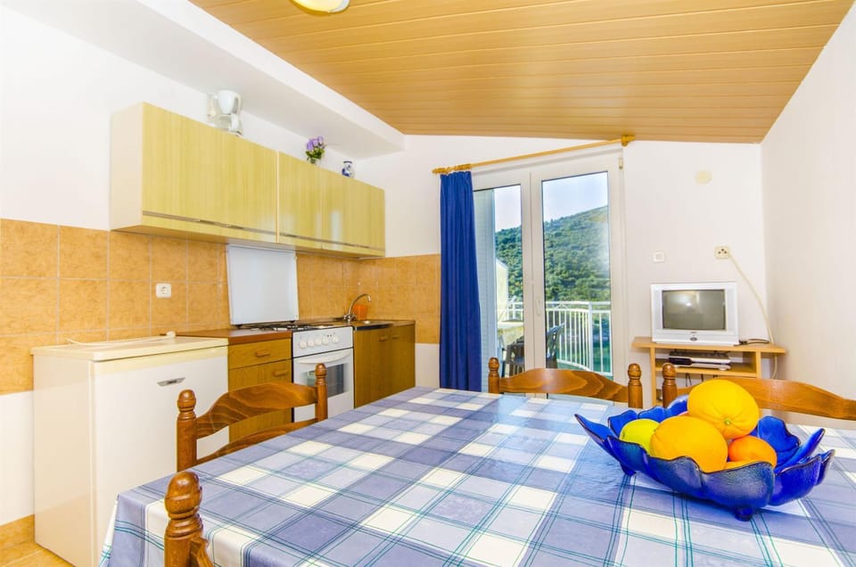 TV and multimedia, View (from property/room), Kitchen or kitchenette, Photo of the whole room, Dining area, Sea view, oven, stove