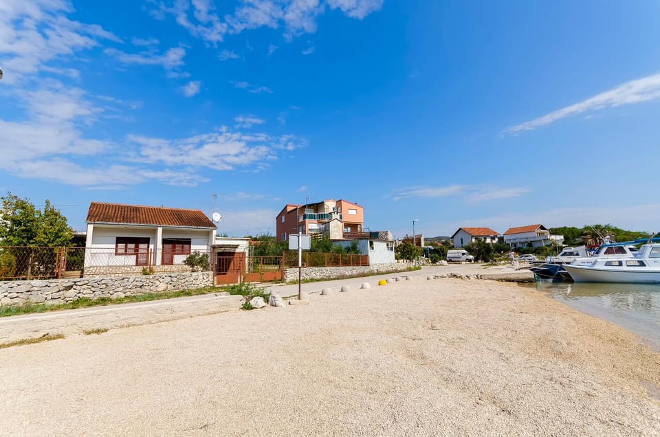 Property building, Facade/entrance, Day, Beach, Location