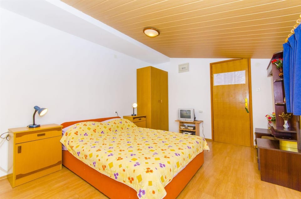 Bed, TV and multimedia, Photo of the whole room, Bedroom, wardrobe