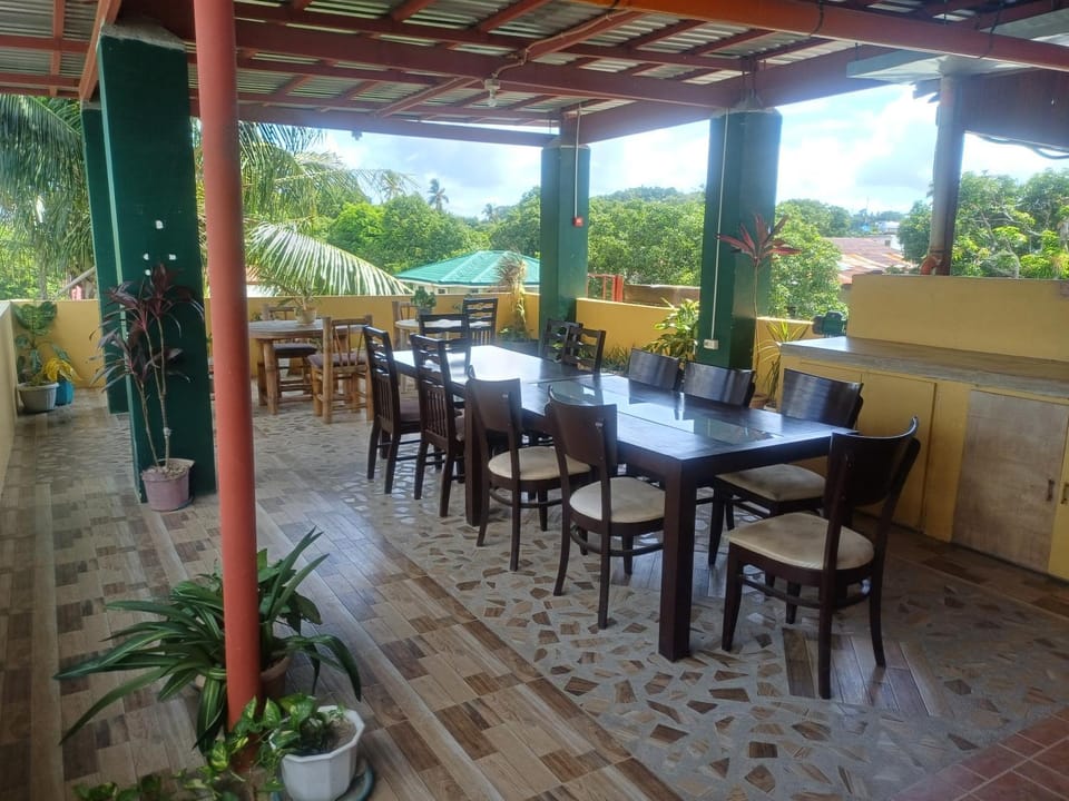 Livio's loading house Hotel in Puerto Galera