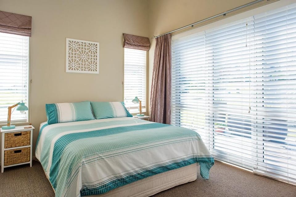 Ocean Blue, sunny beach home close to surf & shops House in Bay Of Plenty