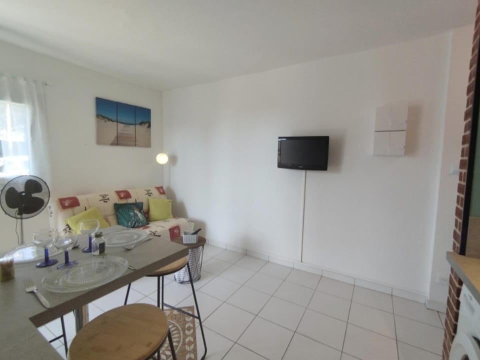 T2 Saint-Pierre-La-Mer - Parking - 3/4 pers - FR-1-795-63 Apartment in Fleury