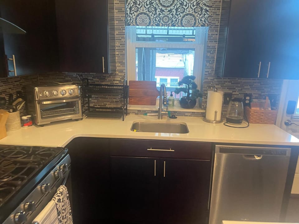 Coffee/tea facilities, Kitchen or kitchenette, stove, toaster