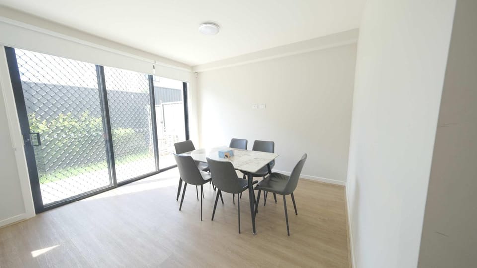 Modern 4 Bedroom House in Box Hill House in Sydney
