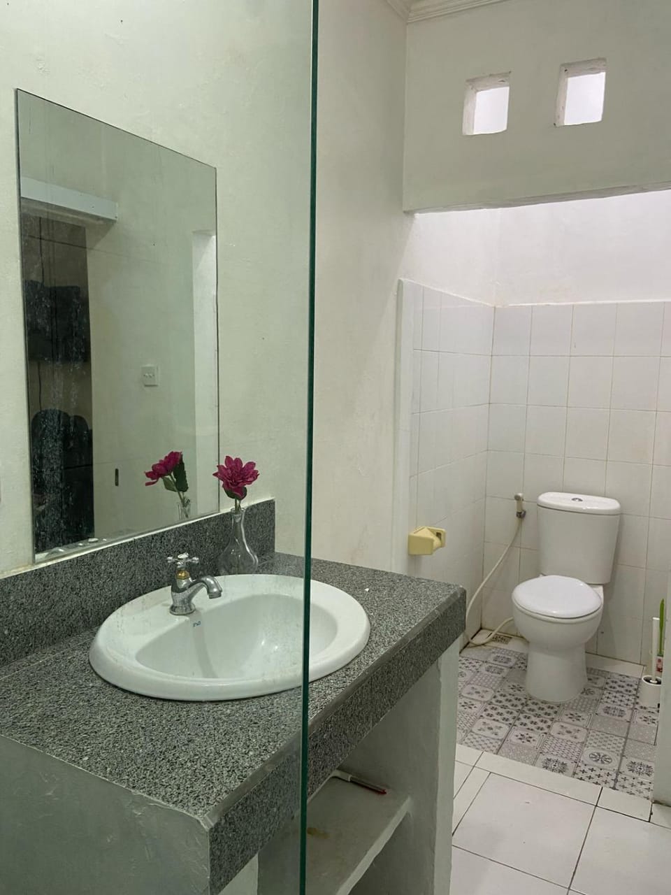 Cozy room Kuta - 1 minute to the beach by Micky Studio R Hotel in Kuta