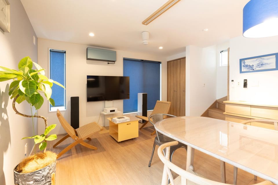 Living room, Seating area, air conditioner