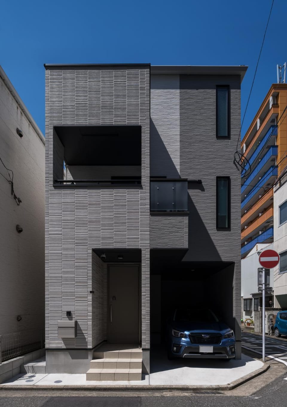 Property building, Day, Neighbourhood, Parking