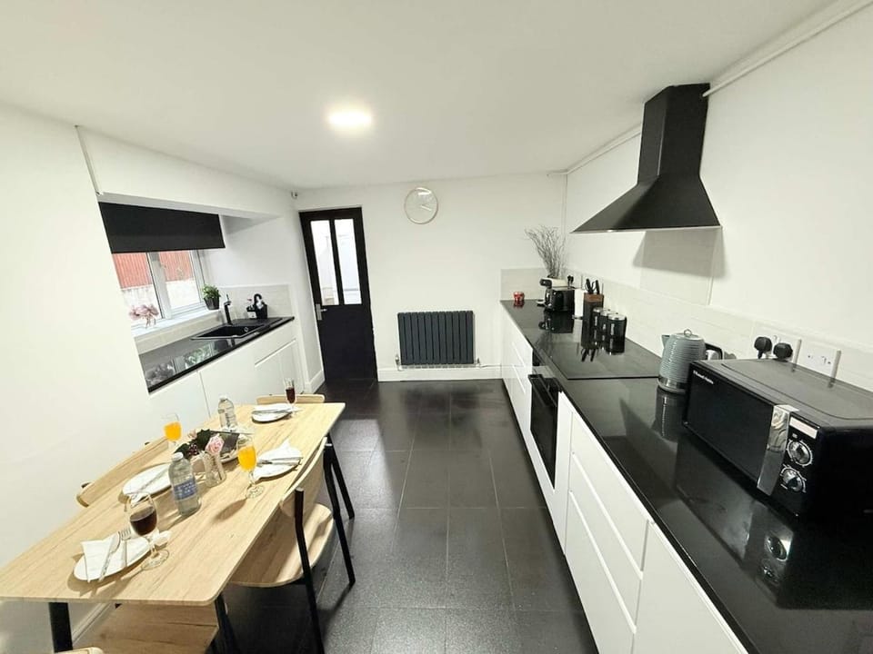 Spacious 4 Bed Cardiff House Near City Centre with Parking House in Cardiff