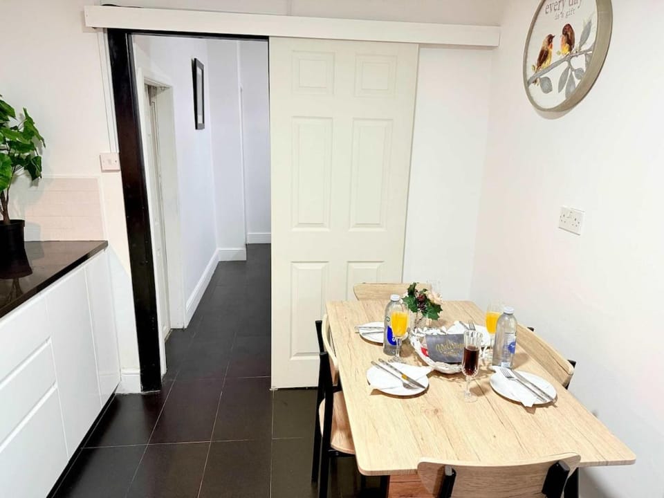 Spacious 4 Bed Cardiff House Near City Centre with Parking House in Cardiff