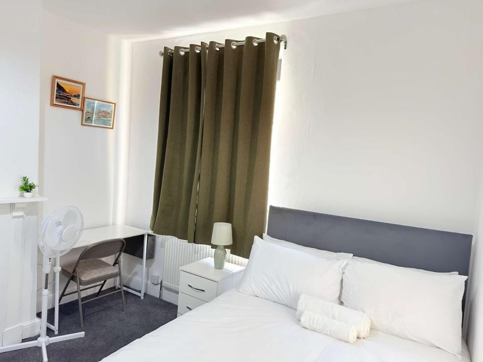 Spacious 4 Bed Cardiff House Near City Centre with Parking House in Cardiff