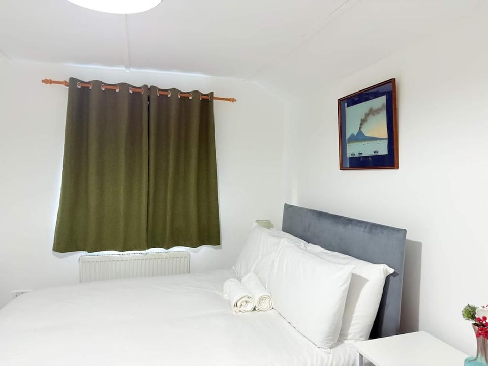 Spacious 4 Bed Cardiff House Near City Centre with Parking House in Cardiff