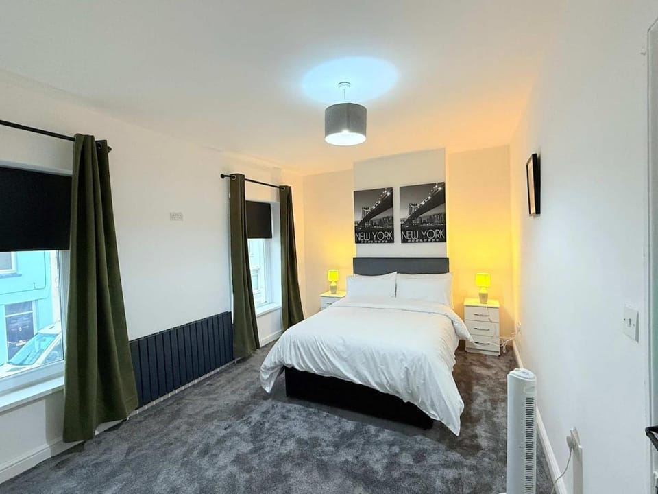 Spacious 4 Bed Cardiff House Near City Centre with Parking House in Cardiff