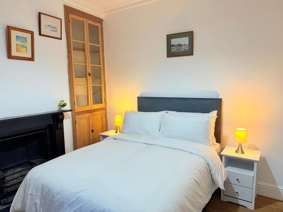 Spacious 4 Bed Cardiff House Near City Centre with Parking House in Cardiff