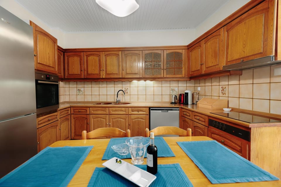 Kitchen or kitchenette, Dining area, oven, pet friendly, stove
