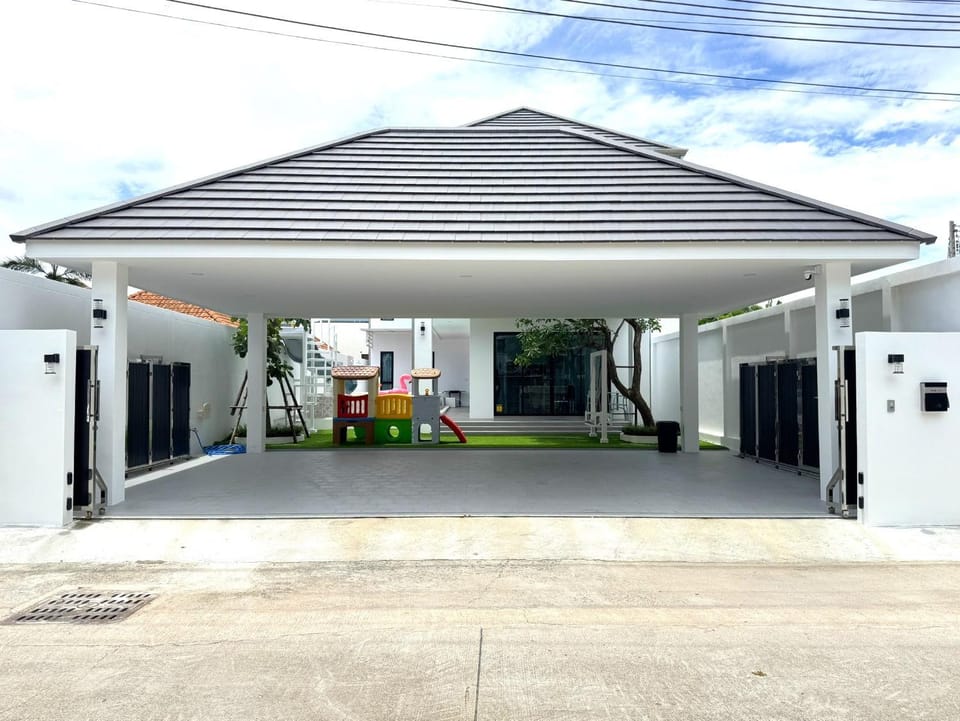 Property building, Facade/entrance, Day