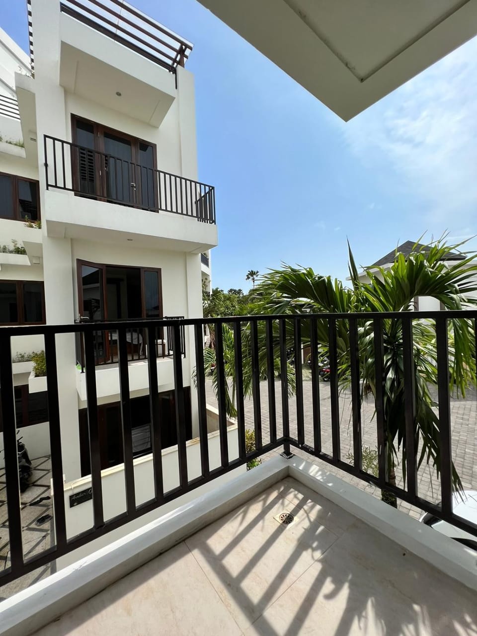 Property building, Day, Balcony/Terrace