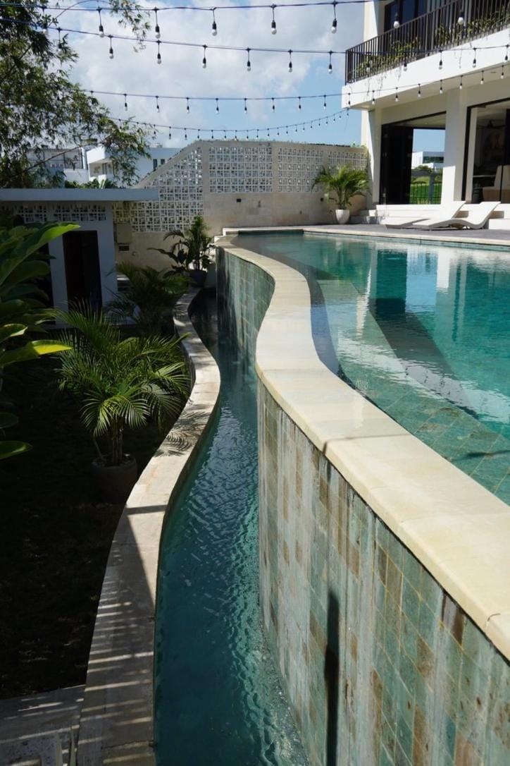 Day, Pool view