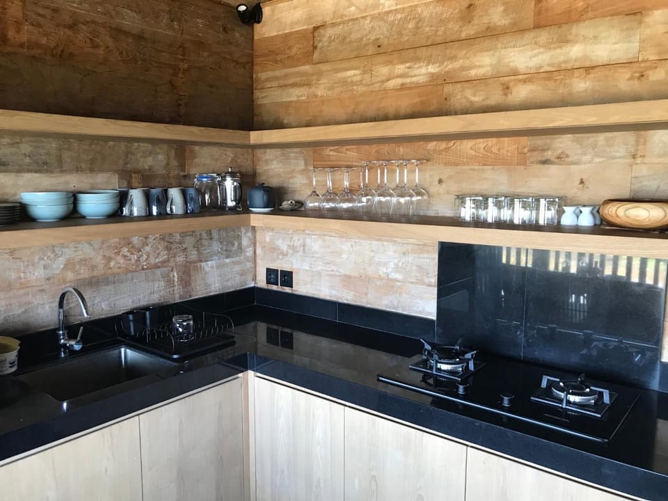 Coffee/tea facilities, Kitchen or kitchenette, stove