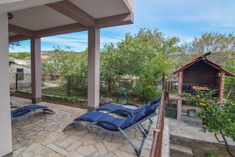 Property building, Patio, Seating area, Garden view, Area and facilities, sunbed