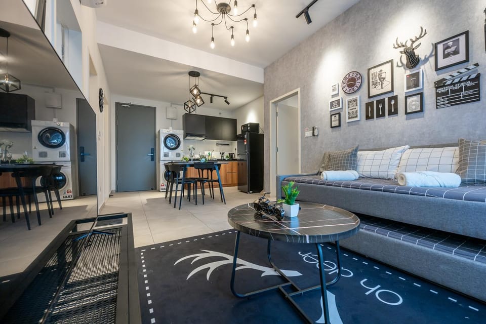 TV and multimedia, Kitchen or kitchenette, Living room, Seating area, Dining area