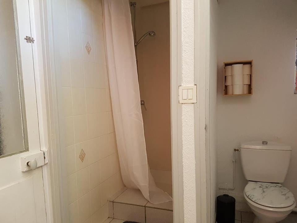Shower, Toilet, Bathroom, towels