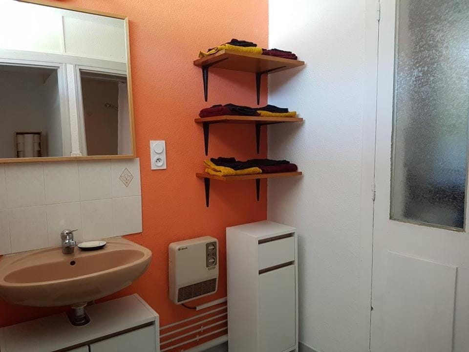 Toilet, Bathroom, towels