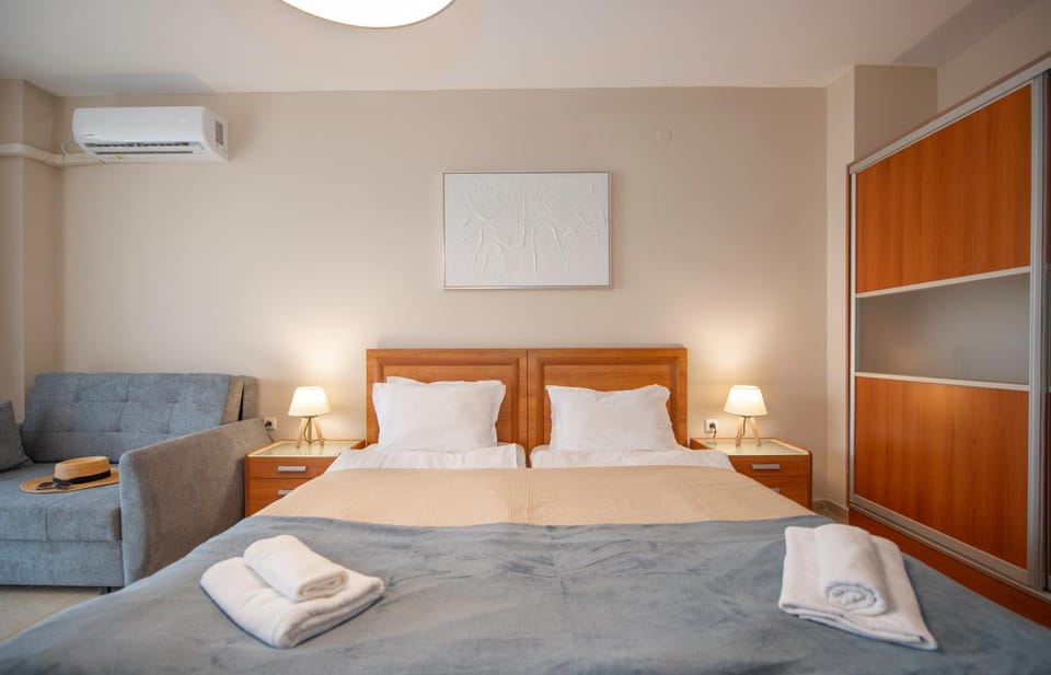 Bed, Photo of the whole room, Bedroom, air conditioner