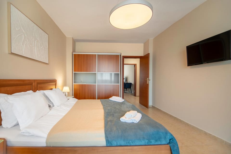 Bed, TV and multimedia, Photo of the whole room, Bedroom, wardrobe