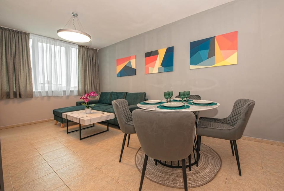 Bed, Living room, Seating area, Dining area