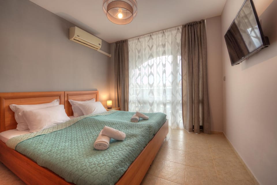 Bed, TV and multimedia, Bedroom, air conditioner