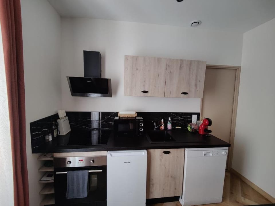 Kitchen or kitchenette, dishwasher, stove