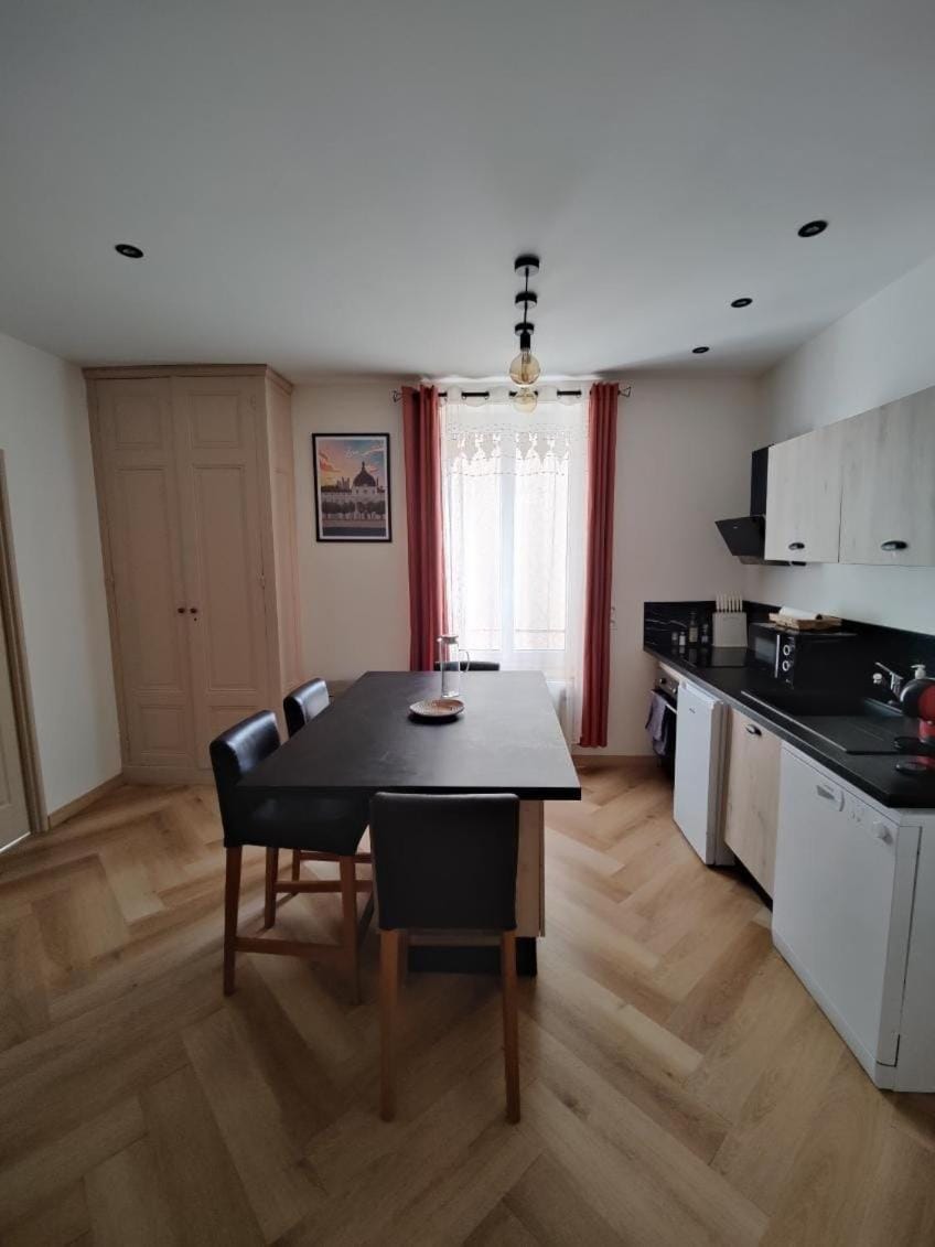 Kitchen or kitchenette, Dining area, stove