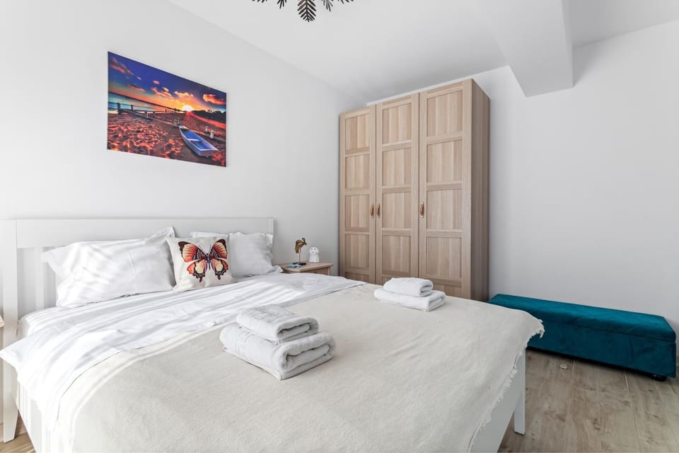 Photo of the whole room, towels, wardrobe