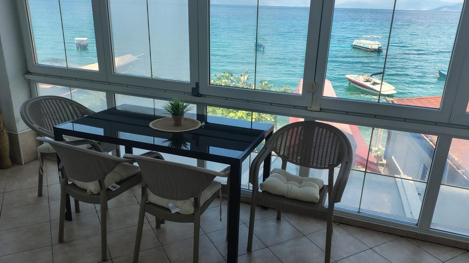 Natural landscape, View (from property/room), Balcony/Terrace, Seating area, Dining area, Lake view