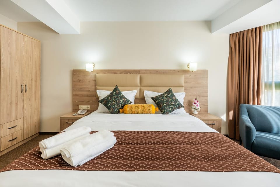 Bed, Bedroom, towels, wardrobe