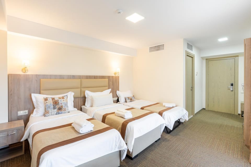 Bed, Photo of the whole room, Bedroom, internet, towels, air conditioner