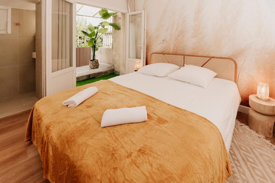 Bed, Photo of the whole room, Bedroom, towels