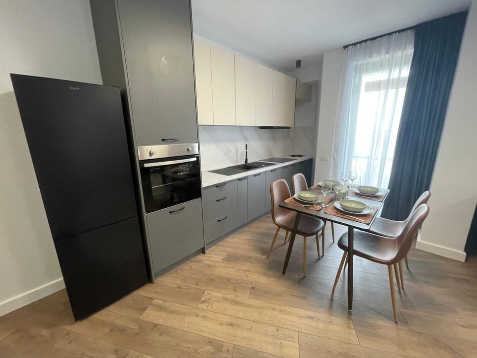 Kitchen or kitchenette, Dining area, minibar, oven