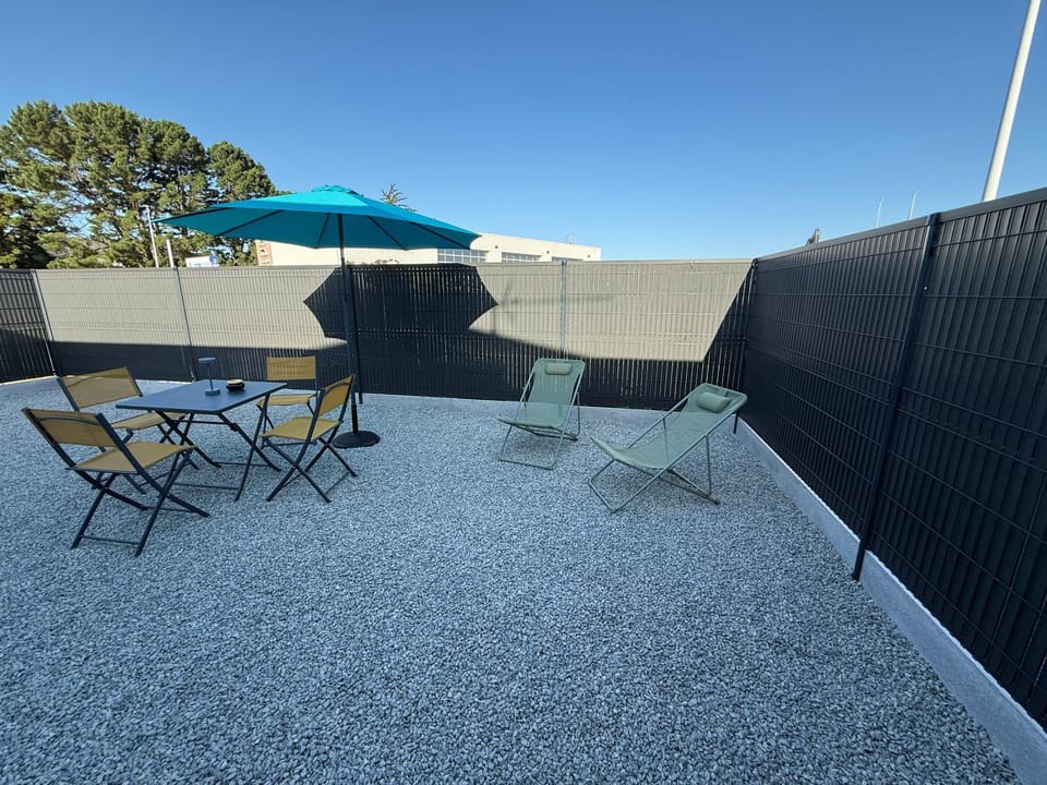 Patio, Day, Balcony/Terrace, Dining area