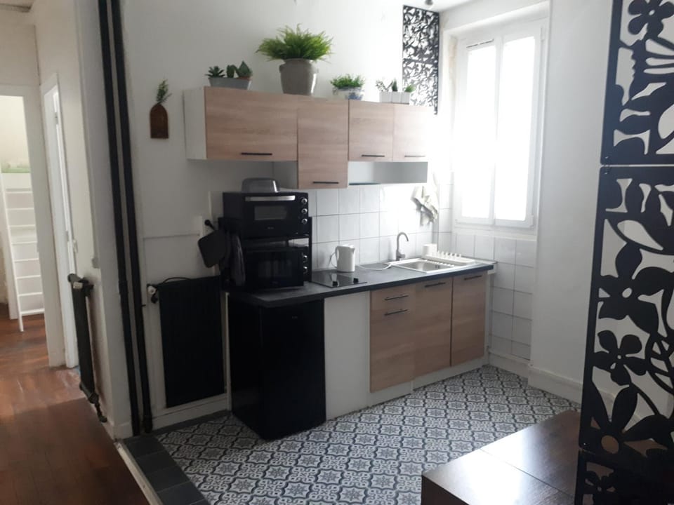 Kitchen or kitchenette