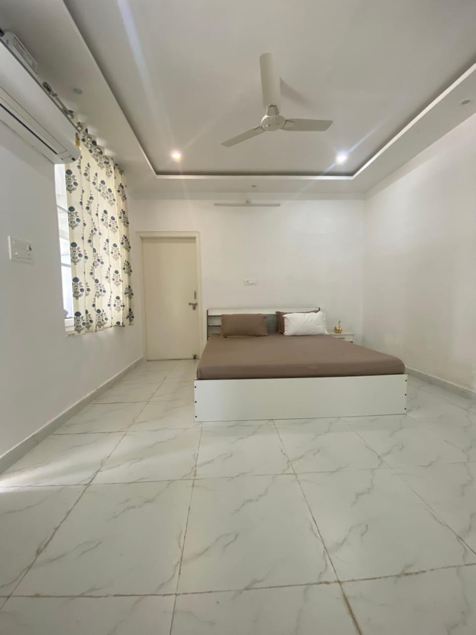 Bed, Photo of the whole room, Bedroom, air conditioner