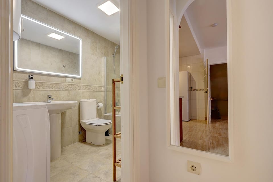 Shower, Toilet, Bathroom, Bath, bidet, towels