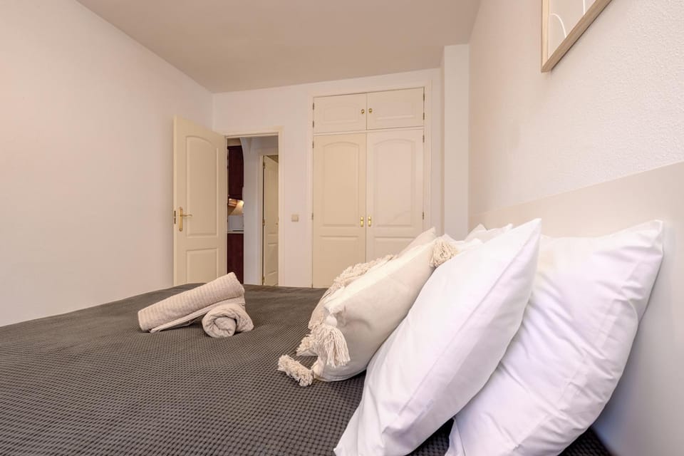 Bed, Bedroom, towels, wardrobe